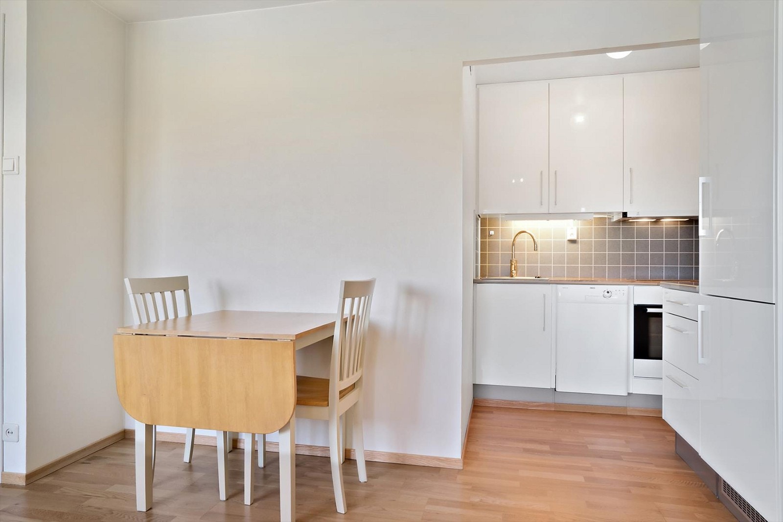 Kjøkken og spisekrok. Galleribilde