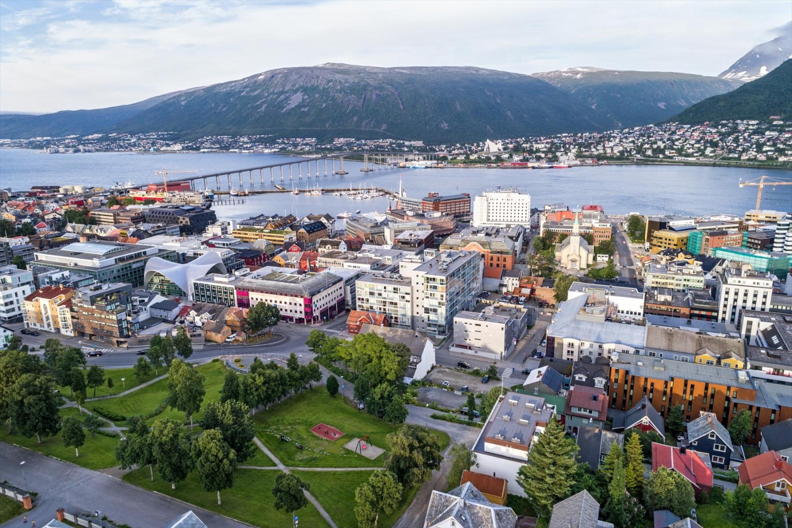 Velkommen til Parkgata 14, en lys og trivelig 1-roms leilighet som ligger fint til midt i Tromsø sentrum. Galleribilde