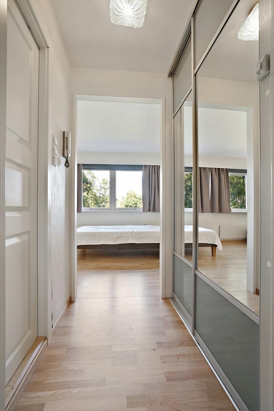 Lys og fin entre med skyvedørsgarerobe. Galleribilde