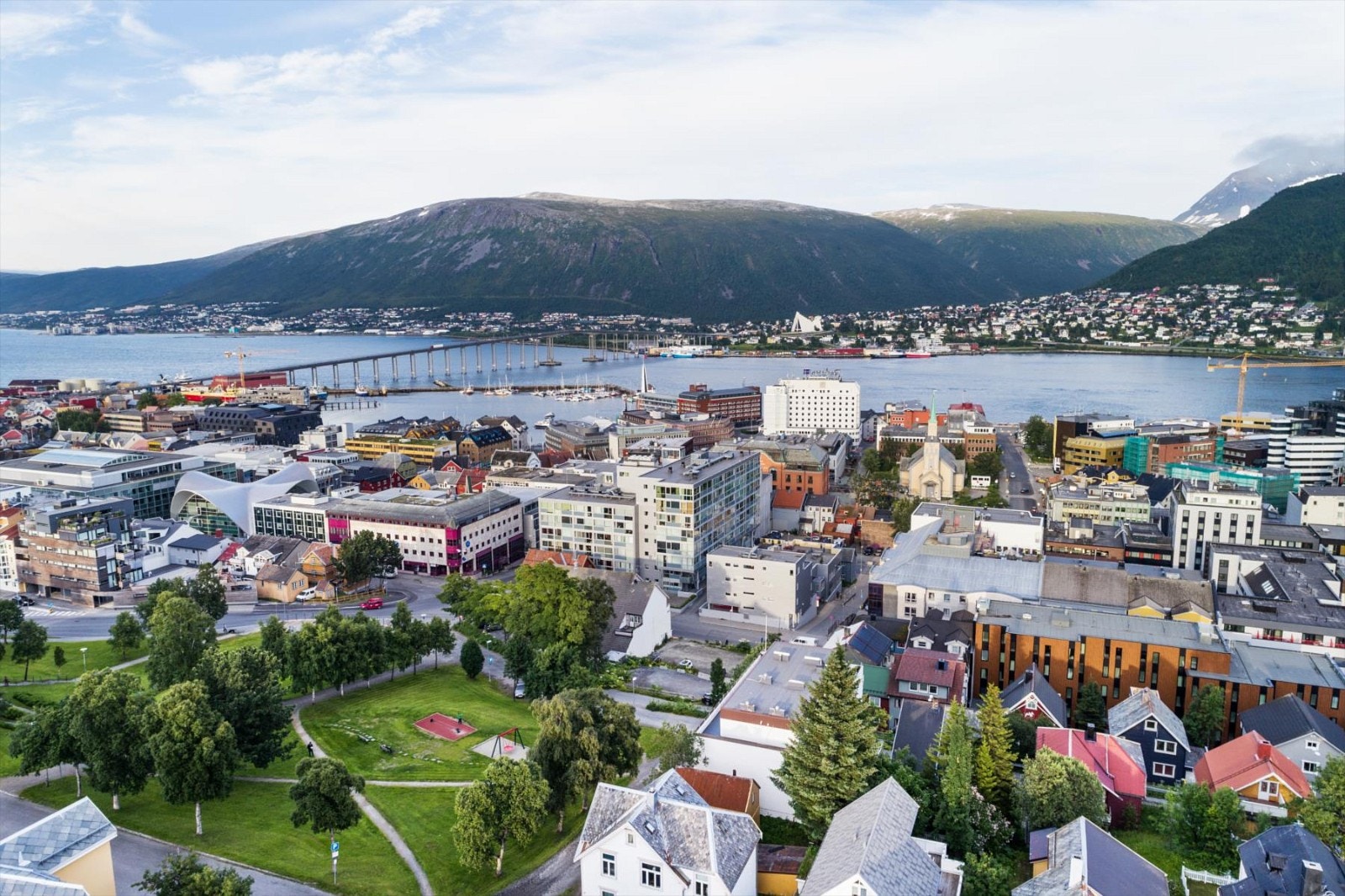 Her bor du fint til med kort vei til Tromsø sentrum og dets pulserende byliv. Galleribilde