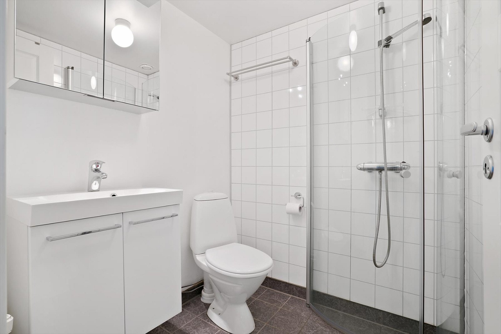 Badet er flislagt og har våtromsplater på vegg. Galleribilde