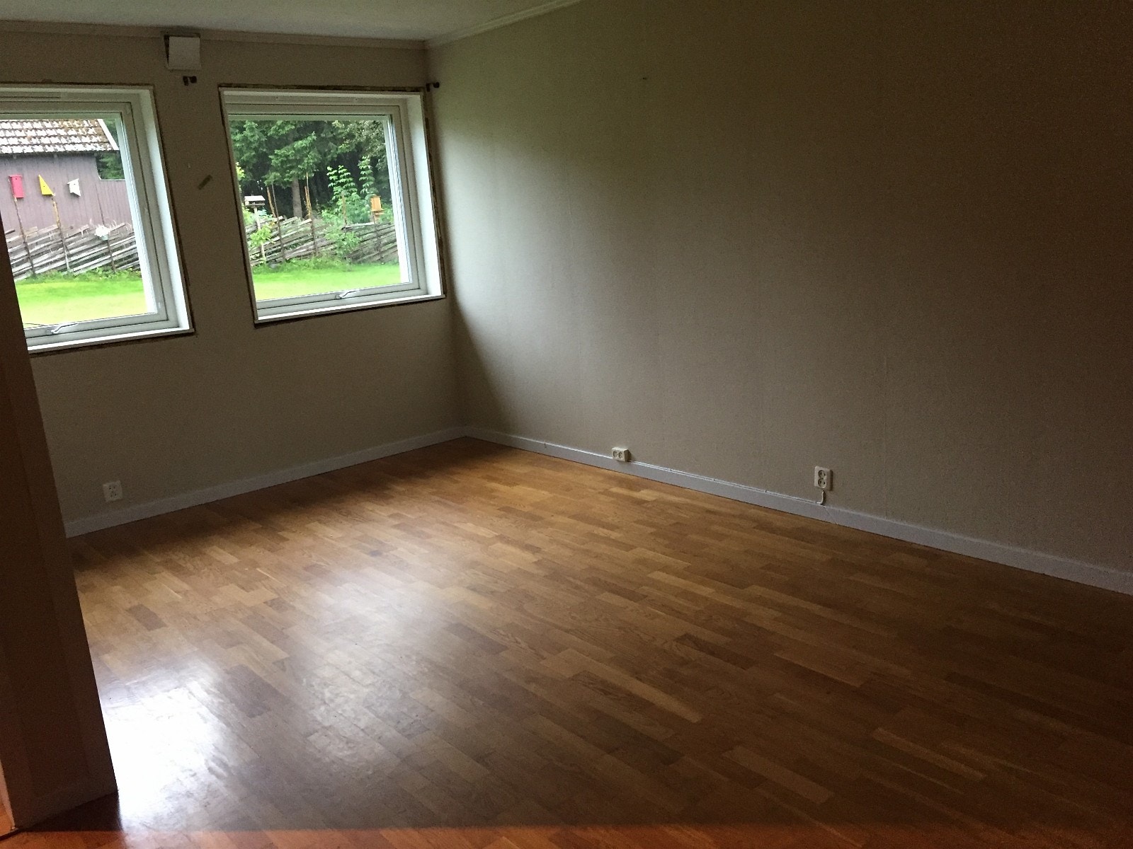 Stue med utsikt til hage Galleribilde