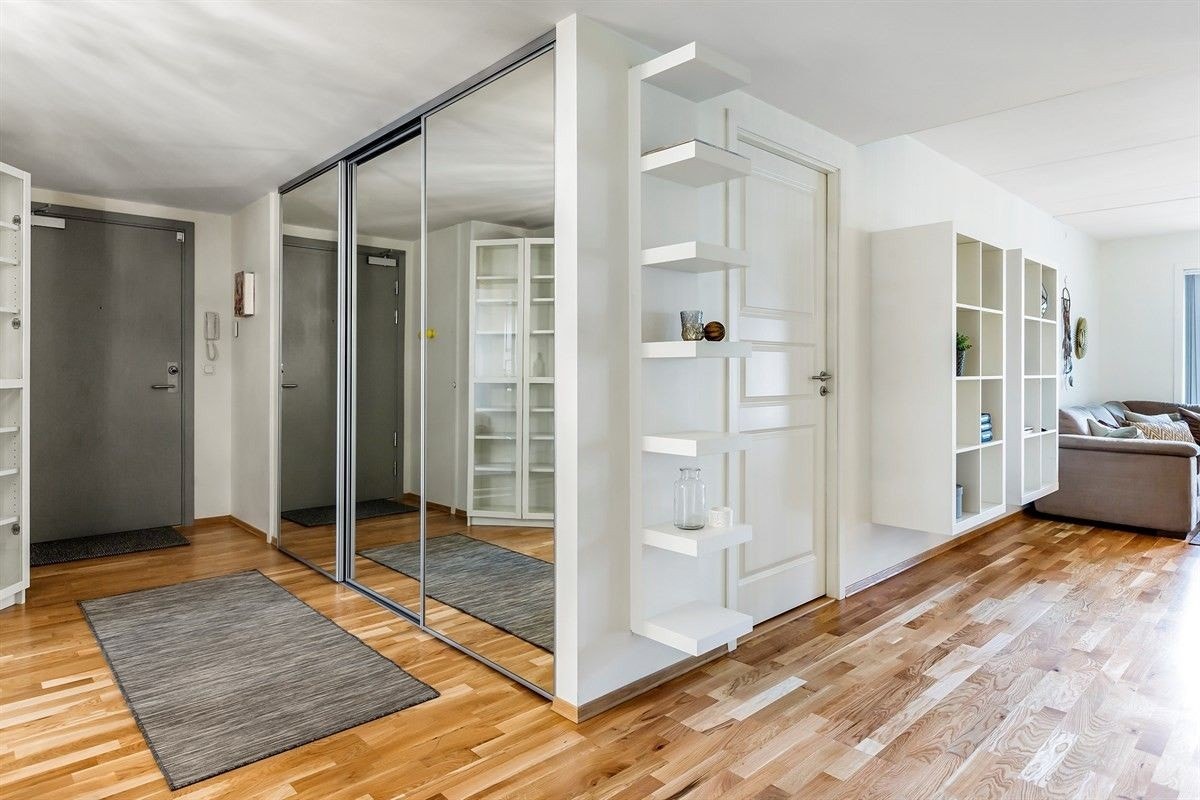 God oppbevaringsplass med skyvedørsgarderobe i entrè, Galleribilde