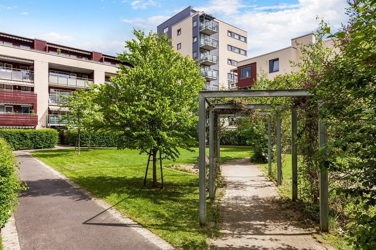 Flott opparbeidet fellesområde med lekeplass og sittegrupper. Galleribilde