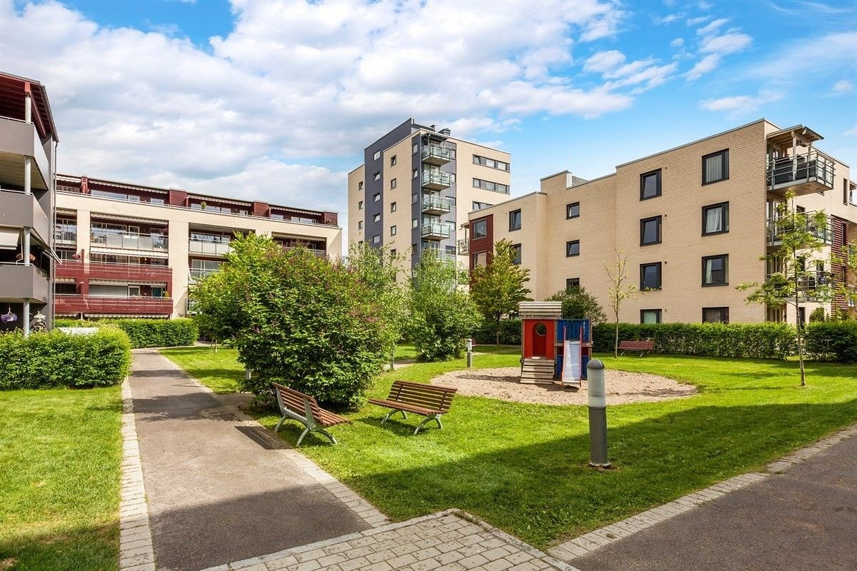 Flott opparbeidet fellesområde med lekeplass og sittegrupper. Galleribilde