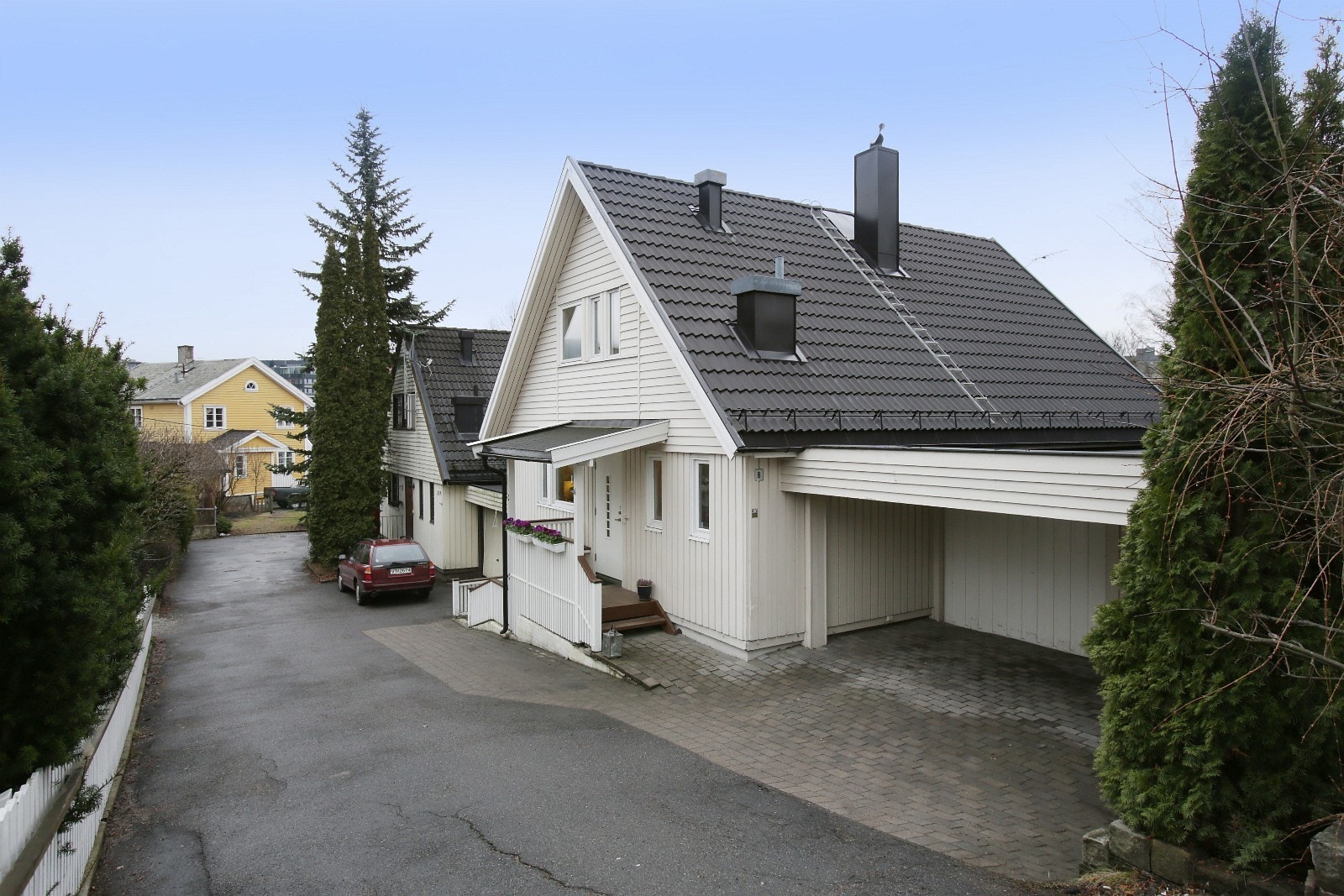 Del av kjedet enebolig i rolige omgivelser på Tåsen. Separat inngang til sokkelleilighet. Egen utvendig bod. Galleribilde