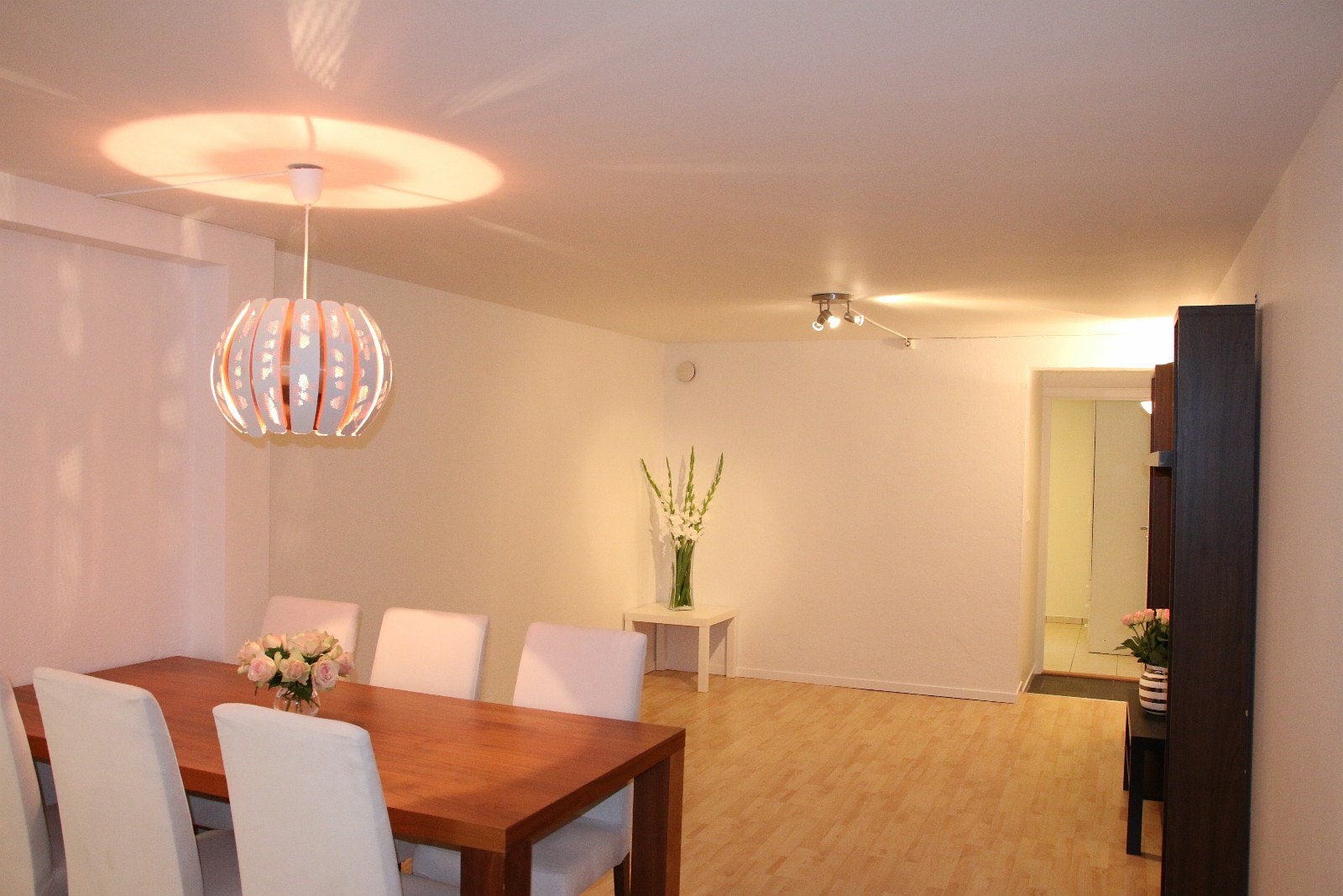 Stue med god plass til både spisebord og sofa. Galleribilde
