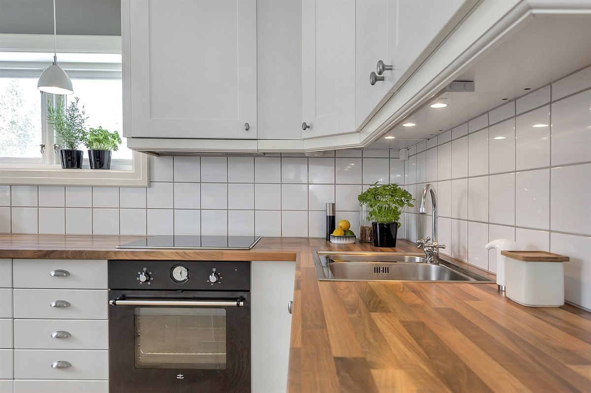 Integrert stekeovn, koketopp og oppvaskmaskin. Nisje for kjøleskap. Galleribilde