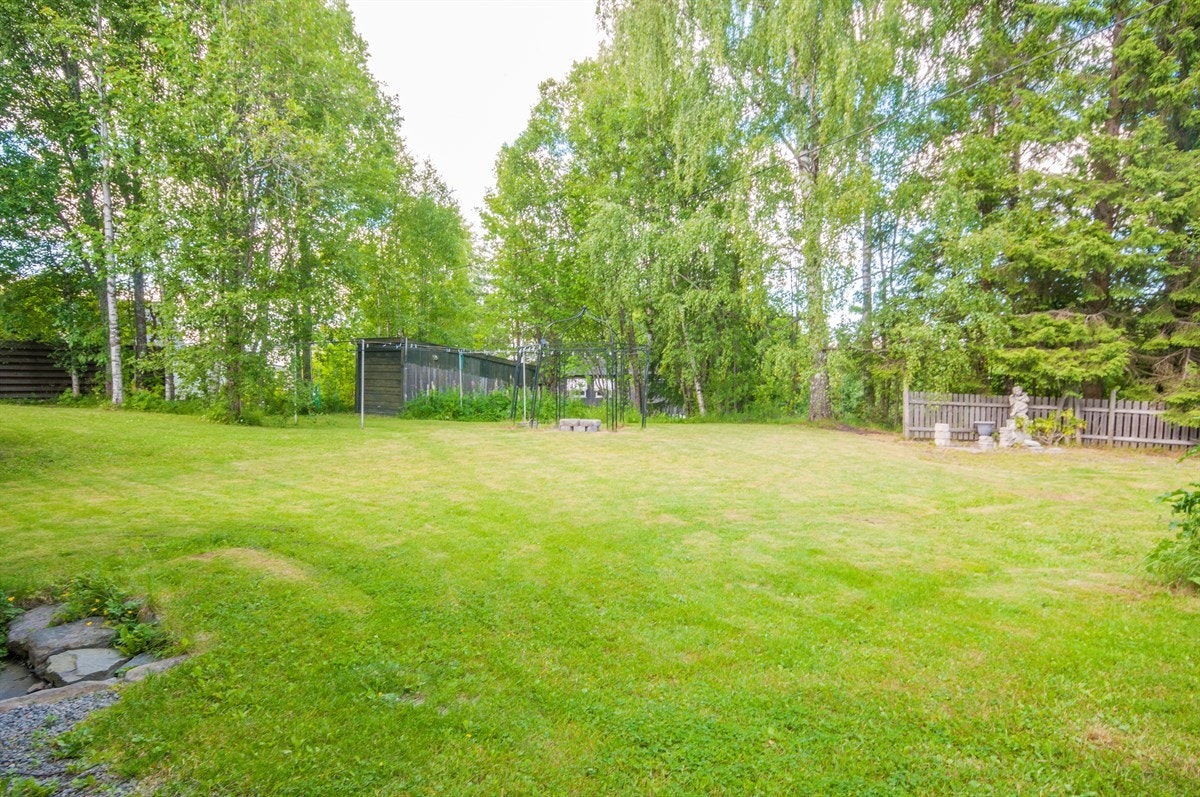 Stor og usjenert hage med mye potensiale. Galleribilde