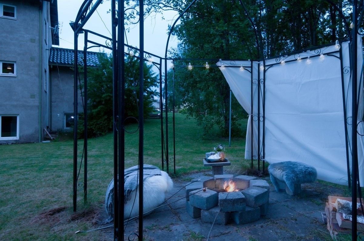 Idyllisk uteplass som er like koselig på sene sommerkvelder som vinterstid. Galleribilde