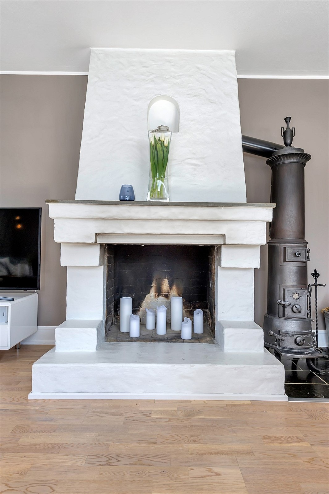 Stuen har både åpen peis og vedovn. Galleribilde