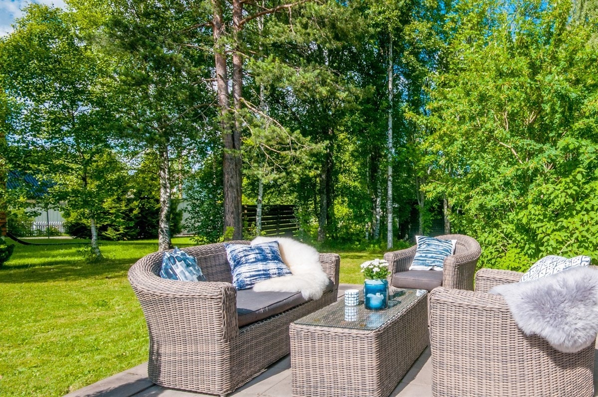 Solrik uteplass med adkomst fra terrassedør i stue, samt fra terrenget. Galleribilde