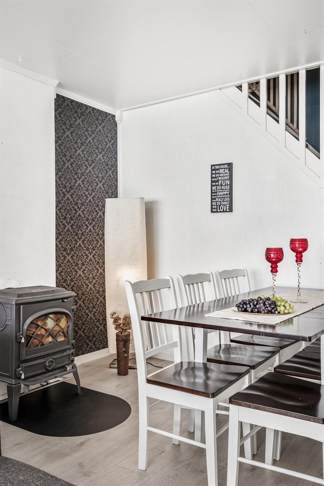 Lys stue med peis. Galleribilde