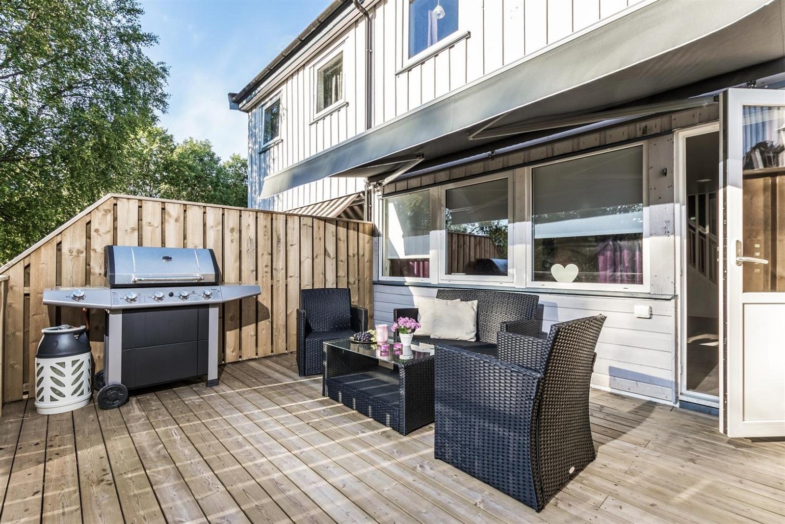 Stor terrasse på ca 15,7 m2 med lang solgang. Galleribilde