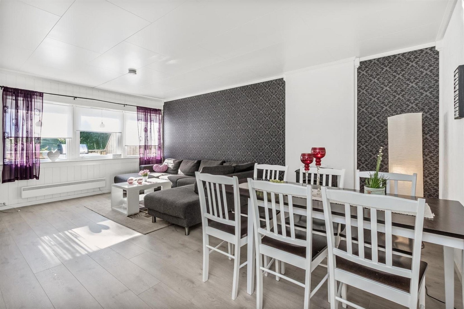 Lys og sjarmerende stue med utgang til stor terrasse. Adkomst til hage. Galleribilde