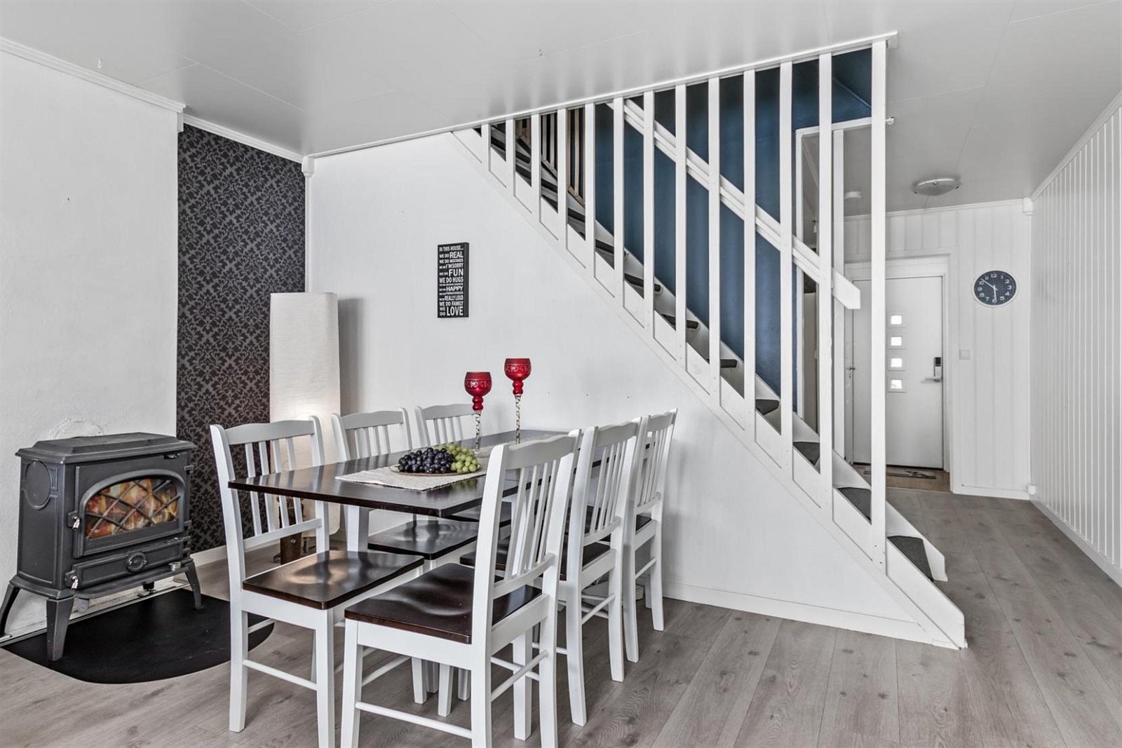 Lys og romslig stue med peis og god plass til spisebord og sofagruppe. Galleribilde