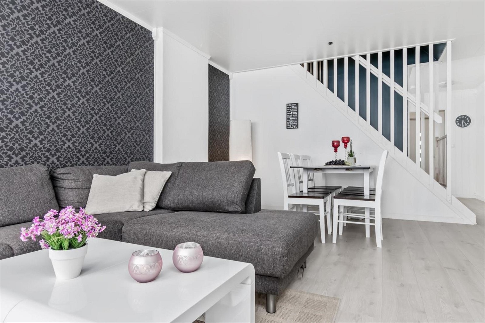 Lys og sjarmerende stue med god plass til spisebord og sofagruppe. Galleribilde