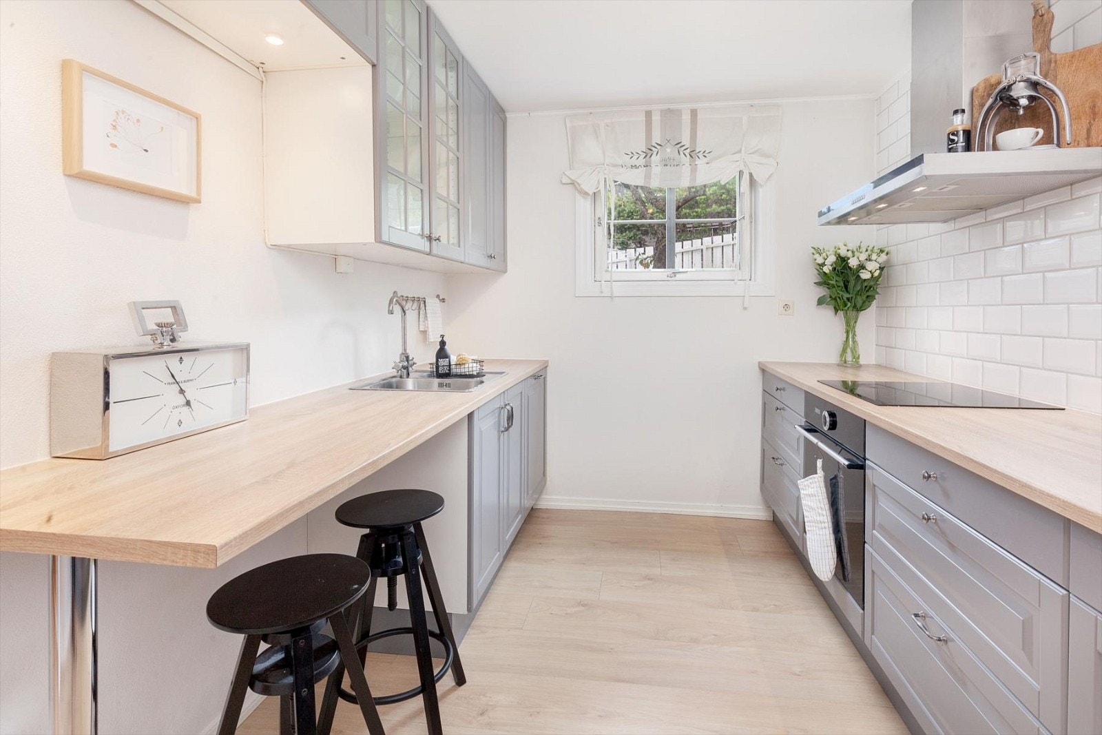 Praktisk med god skap- og benkplass. Galleribilde