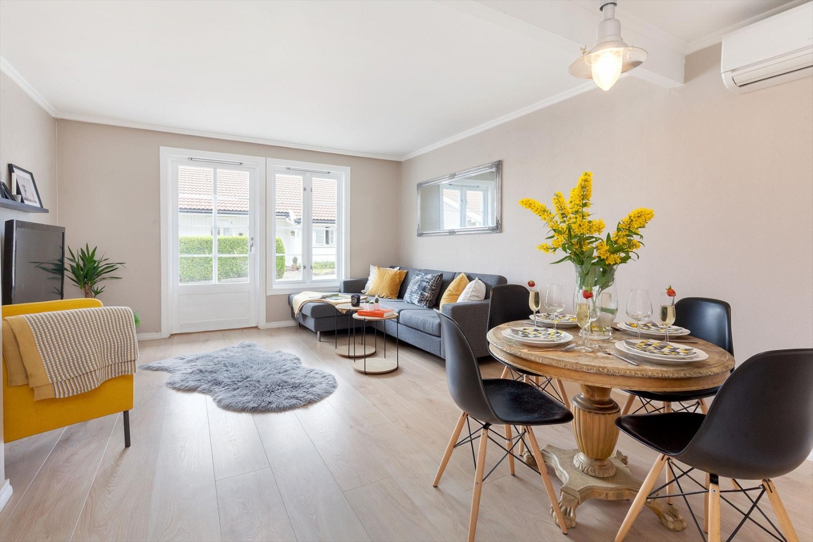 Stor og lys stue med god plass til salong og spisestuemøblement. Galleribilde