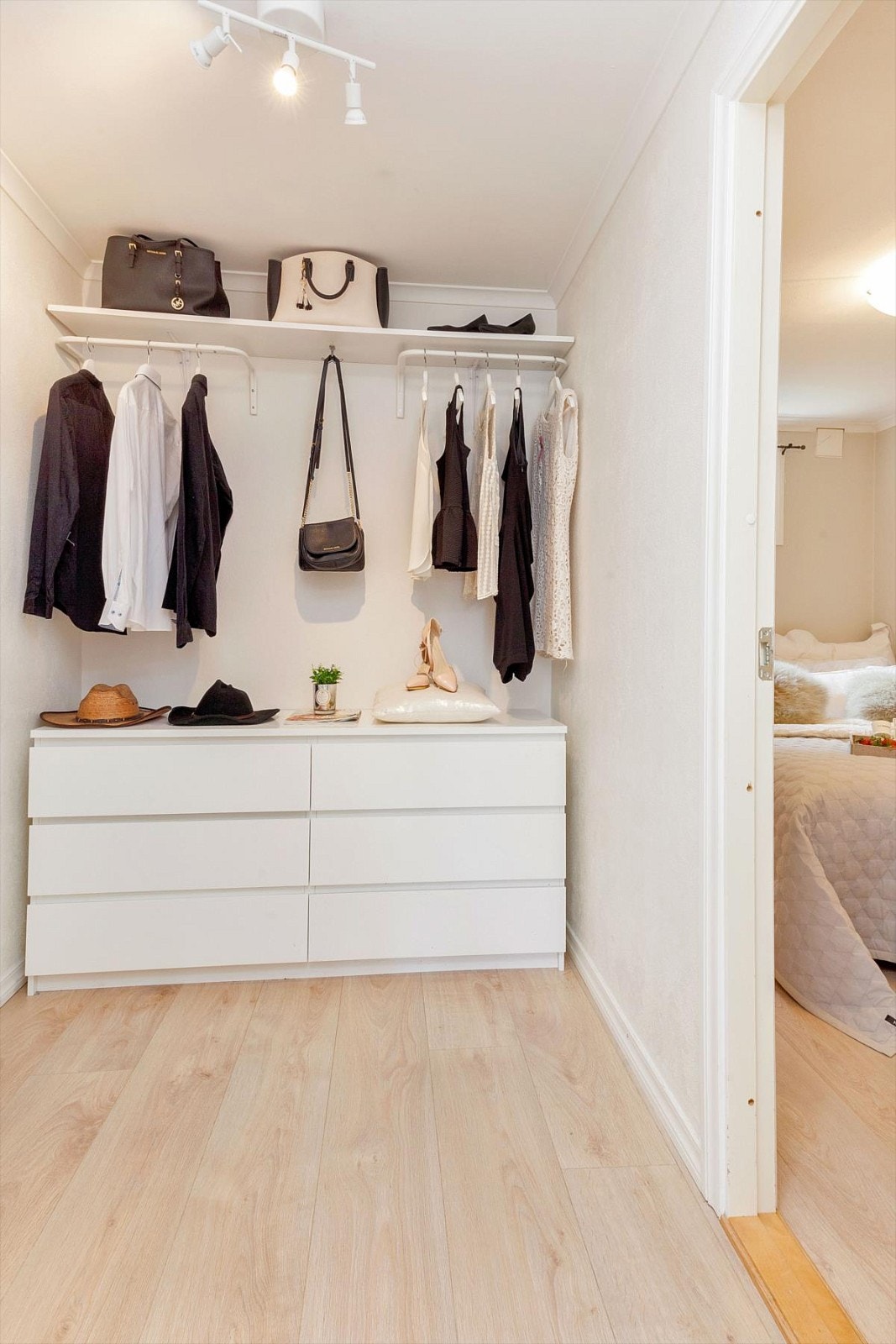 Videre adgang til rom innredet som soverom. Galleribilde