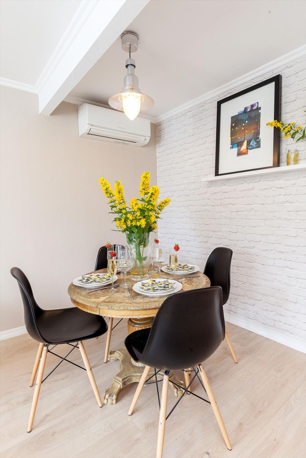 Varmepumpe fra Mitsubishi i stuen. Galleribilde