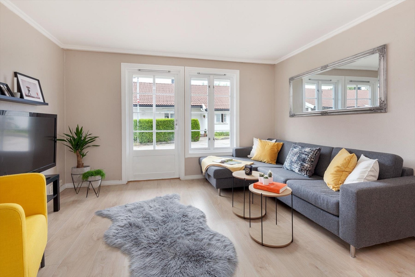 Godt med naturlig lys fra store vindusflater. Galleribilde