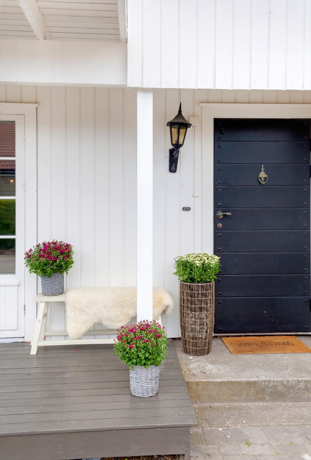 Trivelig inngangsparti med belegningsstein og terrasse. Galleribilde