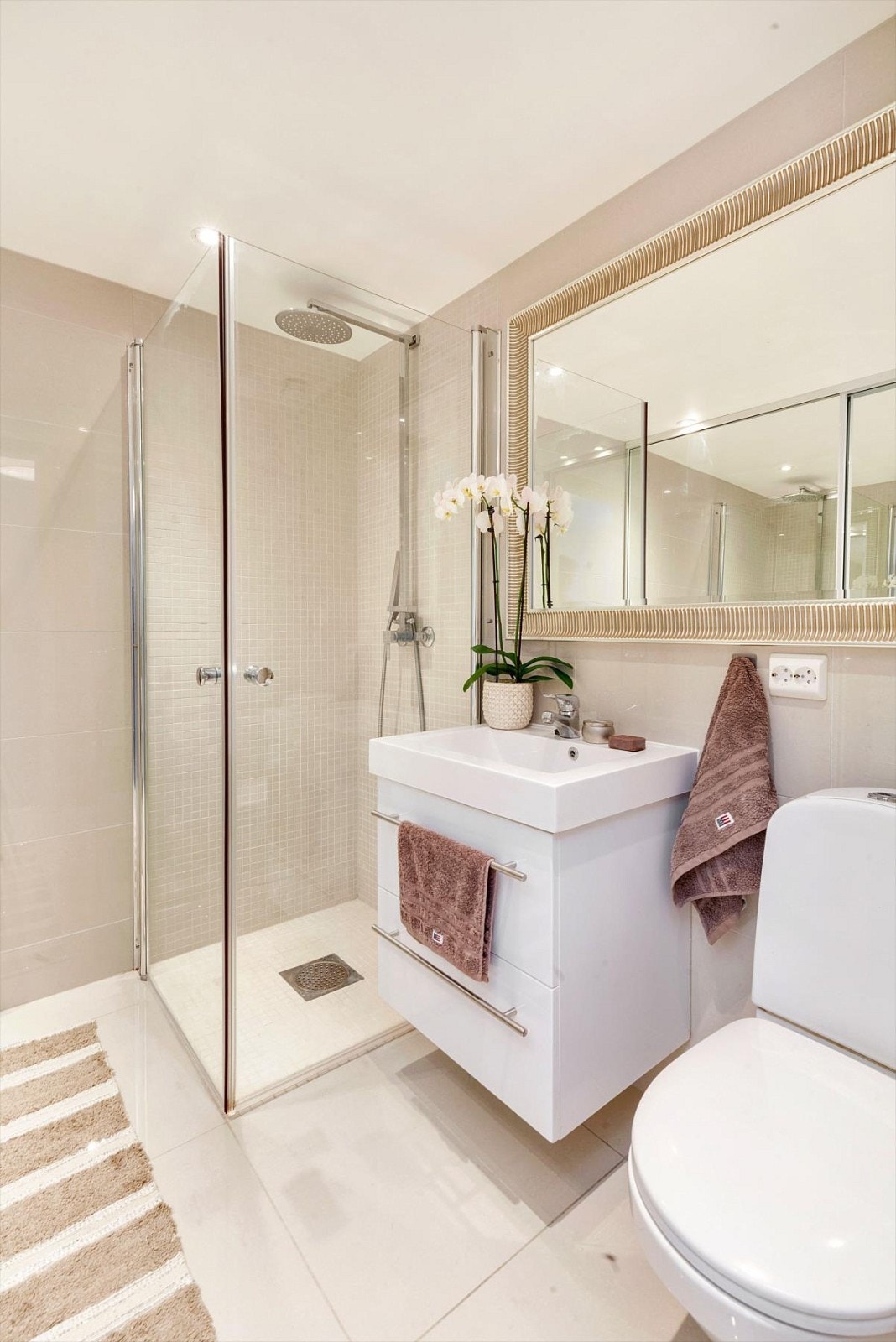 LED-spotter i tak og varmekabler i gulv. Galleribilde