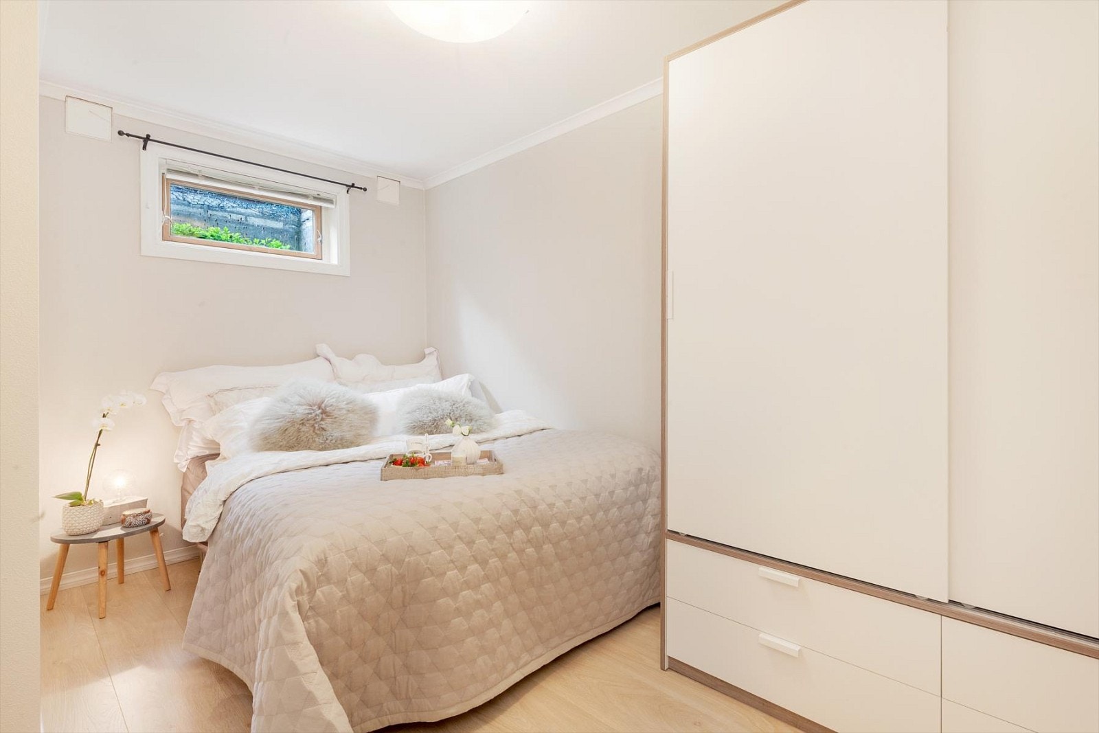 God senge- og garderobeplass. Galleribilde