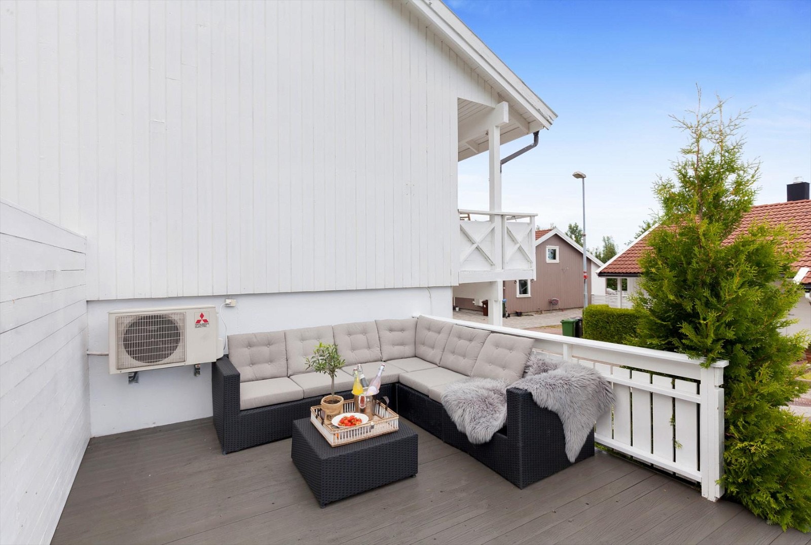 God plass til utemøblement, ypperlig for sammenkomster som grillfest. Galleribilde