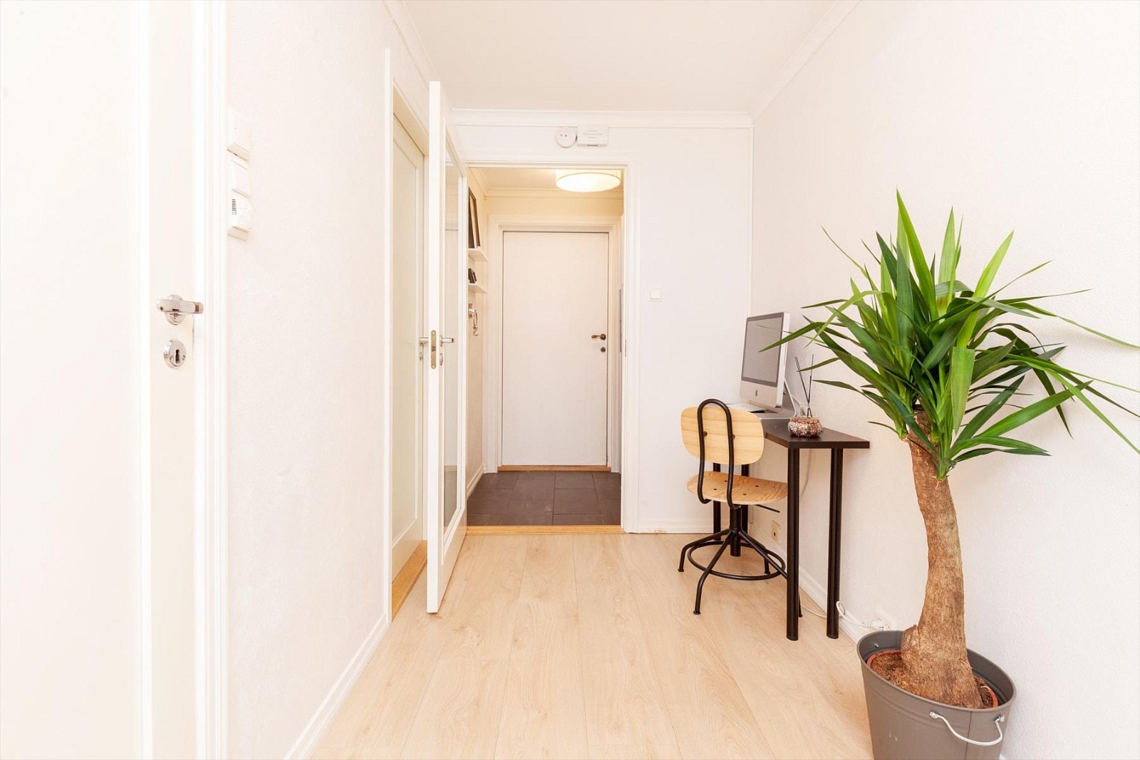 Gang med plass til kontorhjørne. Galleribilde