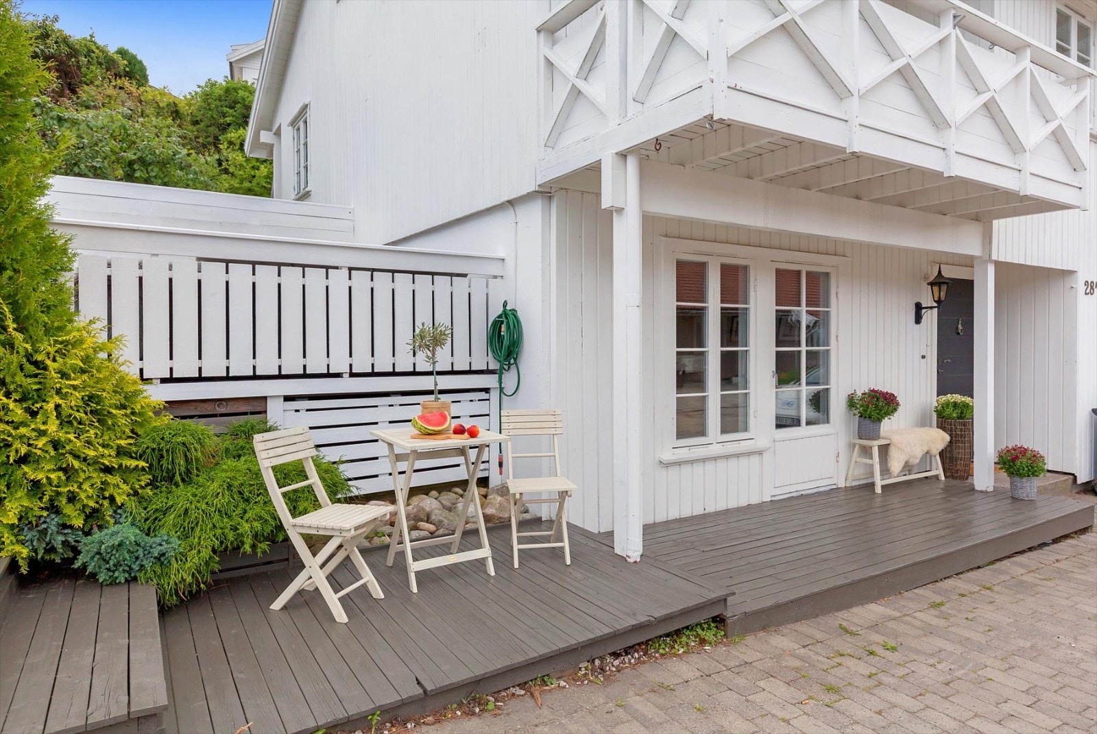 Biloppstillingsplass for 2 biler på fremsiden av boligen. Galleribilde