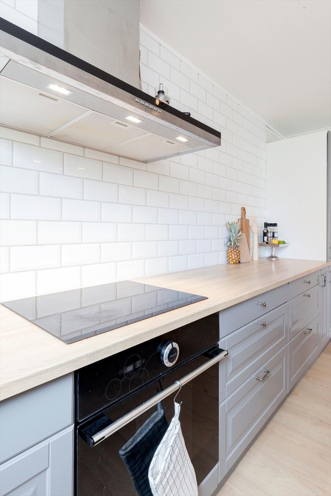 Flotte fliser over kjøkkenbenken. Galleribilde