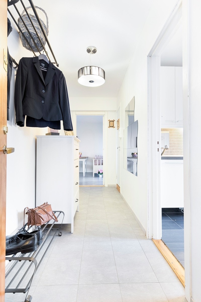 Innbydende og romslig entré med adkomst fra trapperom. God plass for garderobeløsning med oppbevaring av yttertøy og sko. Stilige og praktiske laminatfliser på gulv. Galleribilde