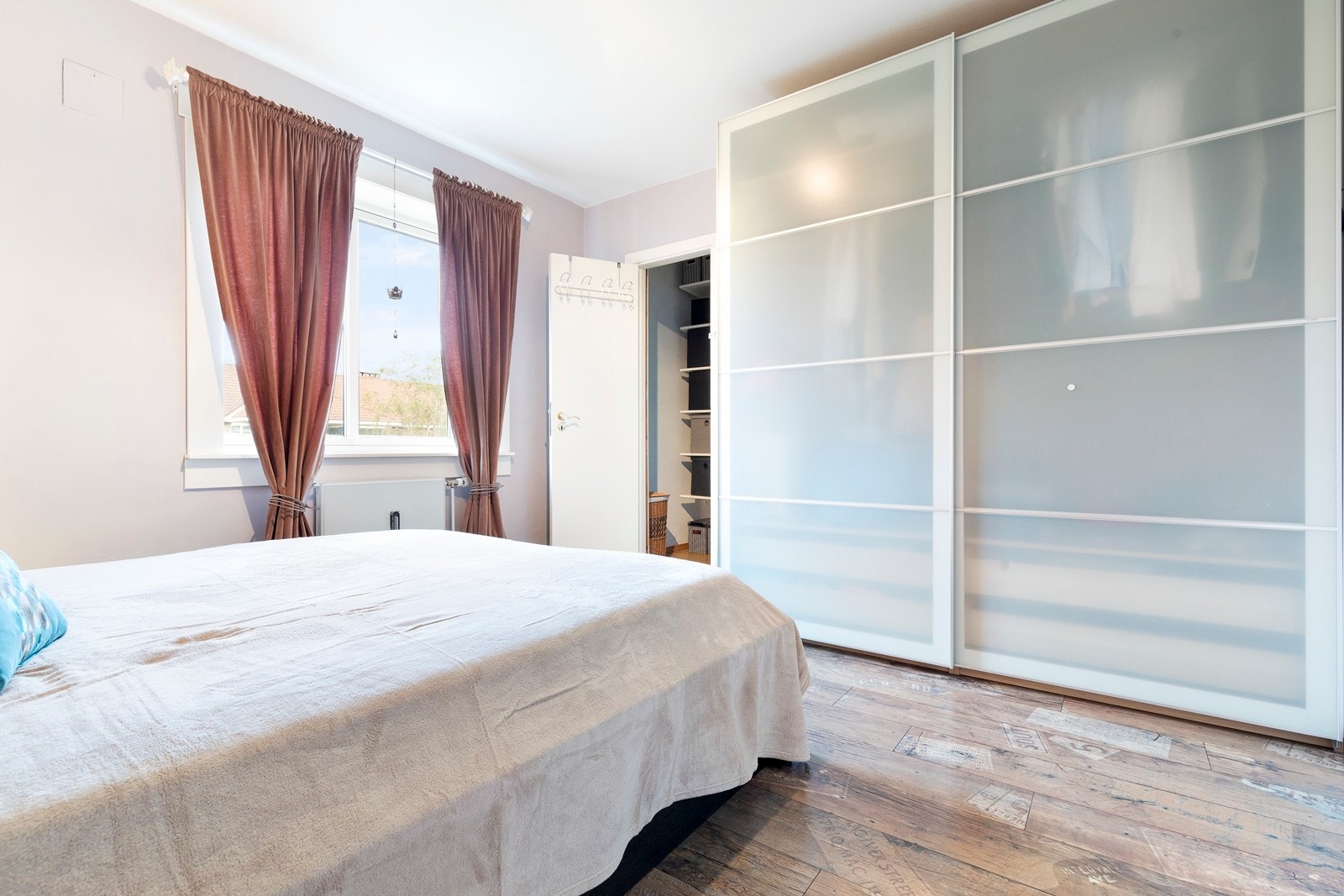 Innenfor soverommet har man et romslig kott på ca.2 kvm som egner seg fint som walk in closet. Galleribilde