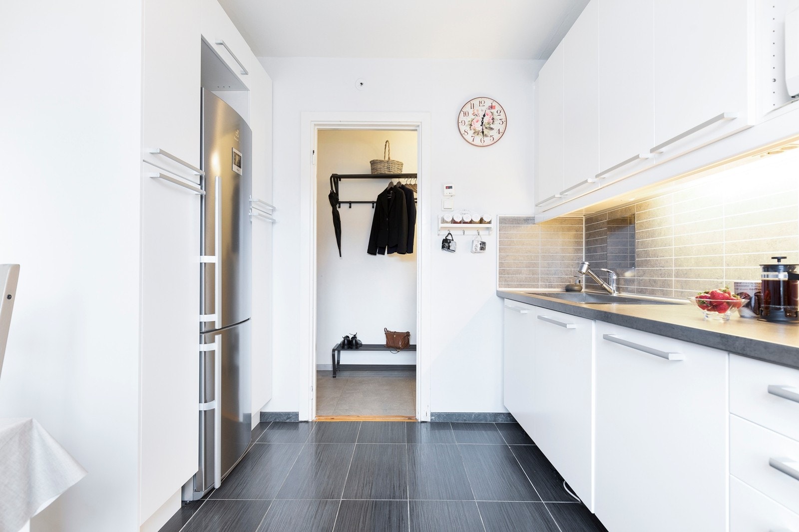 Separat kjøkken fra 2013 med innredning med hvite fronter med stålhåndtak. Et veldisponert kjøkken med godt med skap og benkeplass og har i tillegg godt med plass for et lite spisebord for de kjappere måltidene Galleribilde