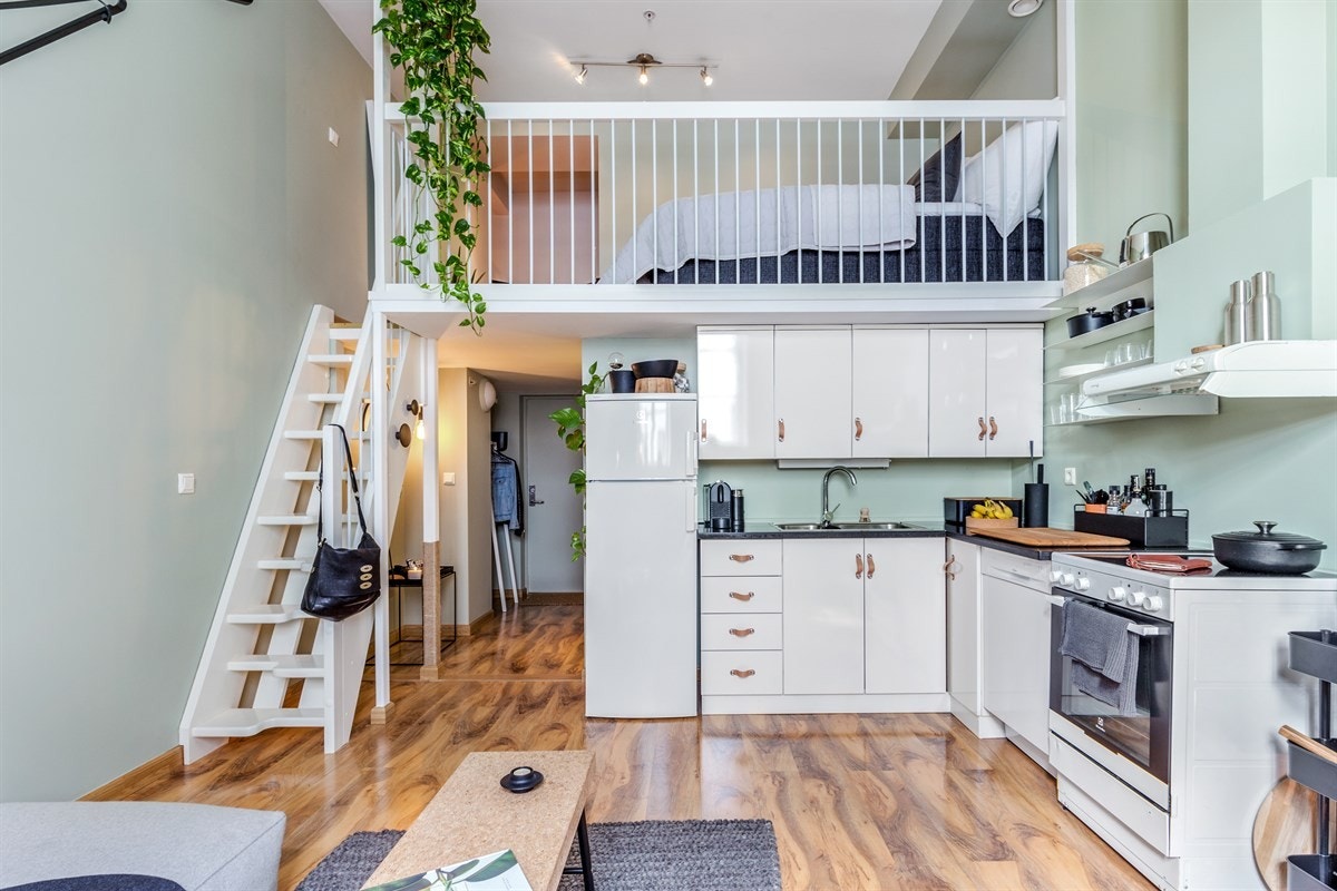 Pent kjøkken med god skap og benkeplass Galleribilde