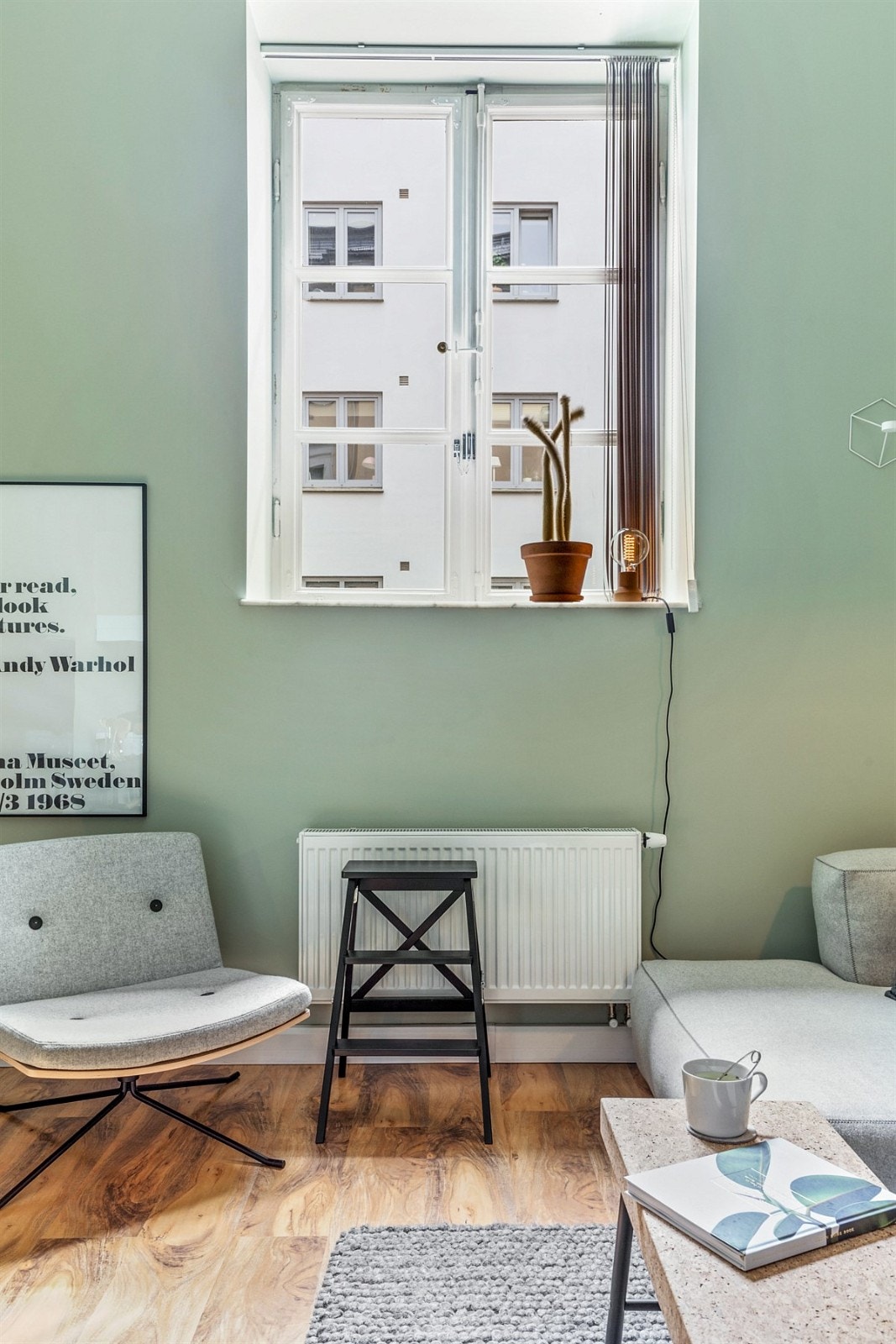 Meget pen stue med 4 meters takhøyde Galleribilde