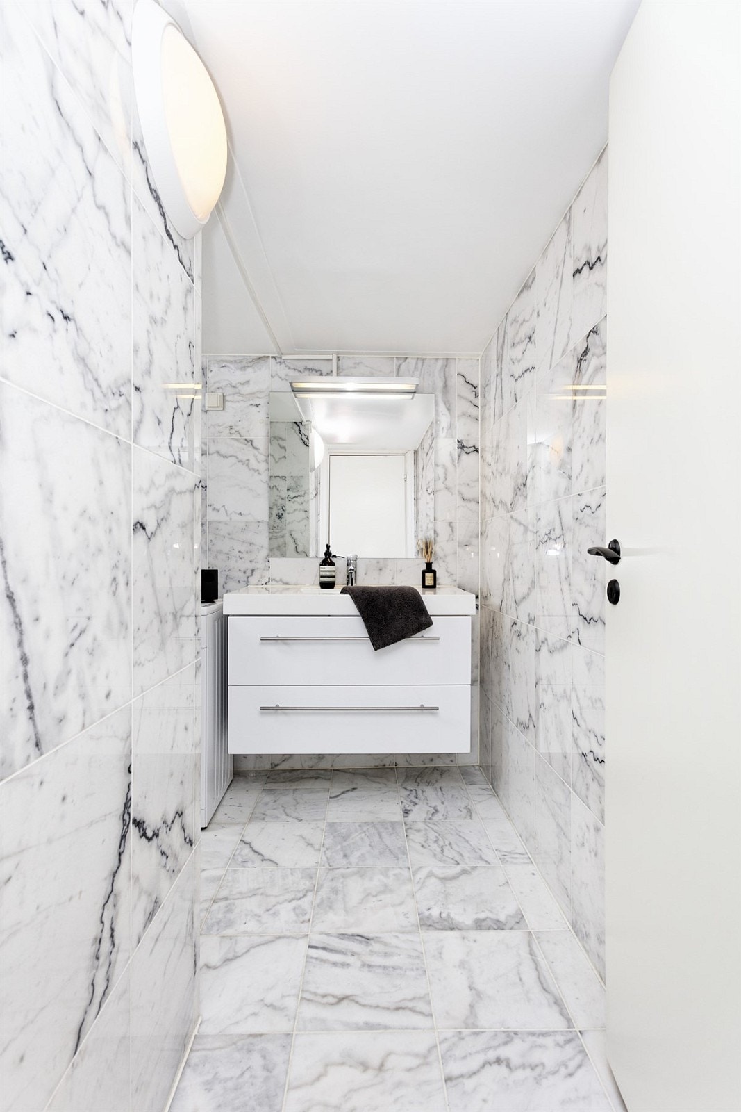 Lekkert bad med marmorfliser gir deg en eksklusiv start på dagen Galleribilde