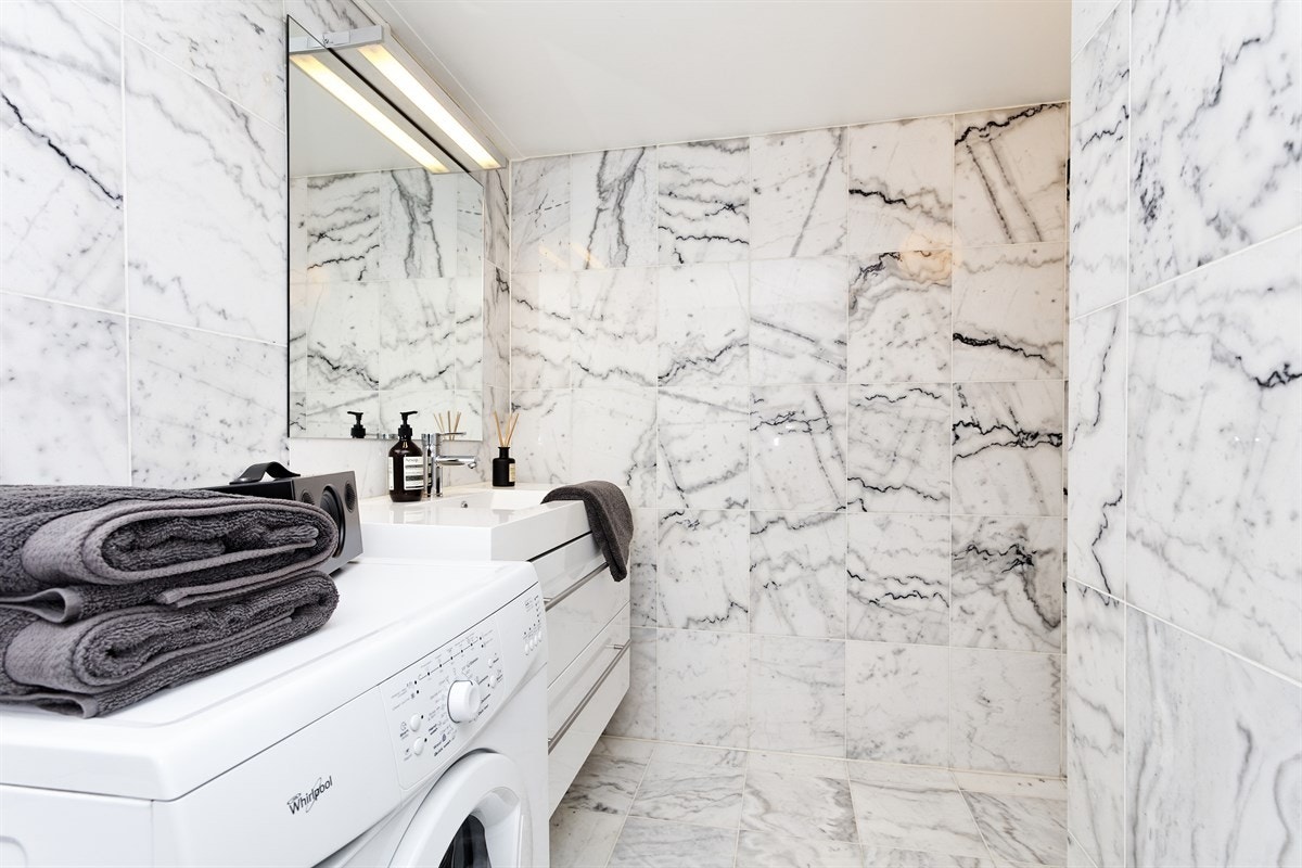 Baderommet oppleves som lyst og innbydende Galleribilde