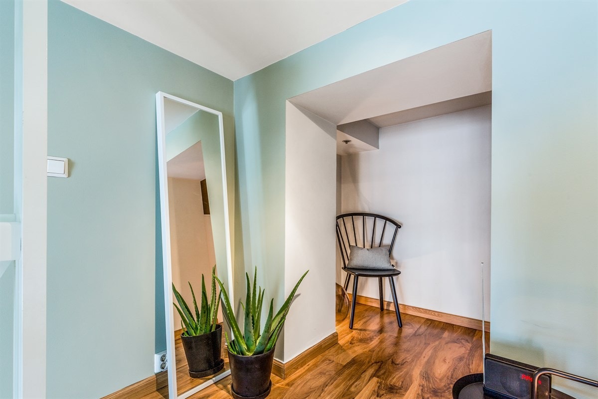 Plass til å sette inn speil eller oppheng for klær Galleribilde