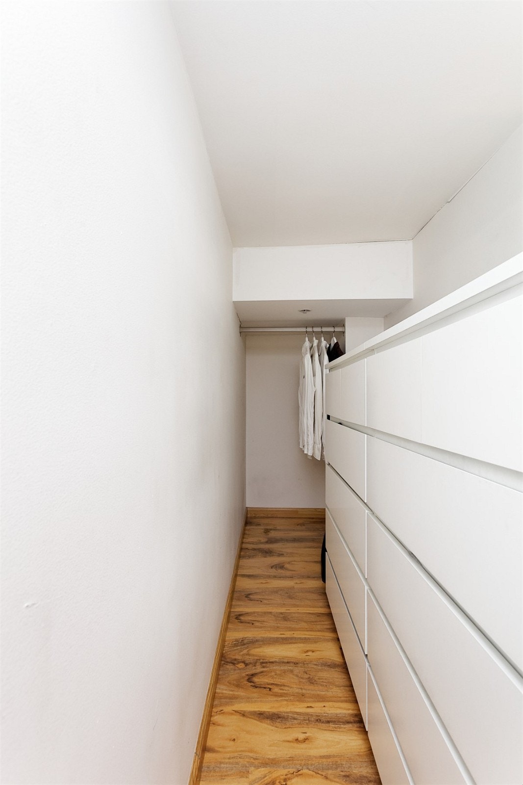 Innerst finner man også et praktisk garderoberom / ekstra oppbevaringsplass Galleribilde