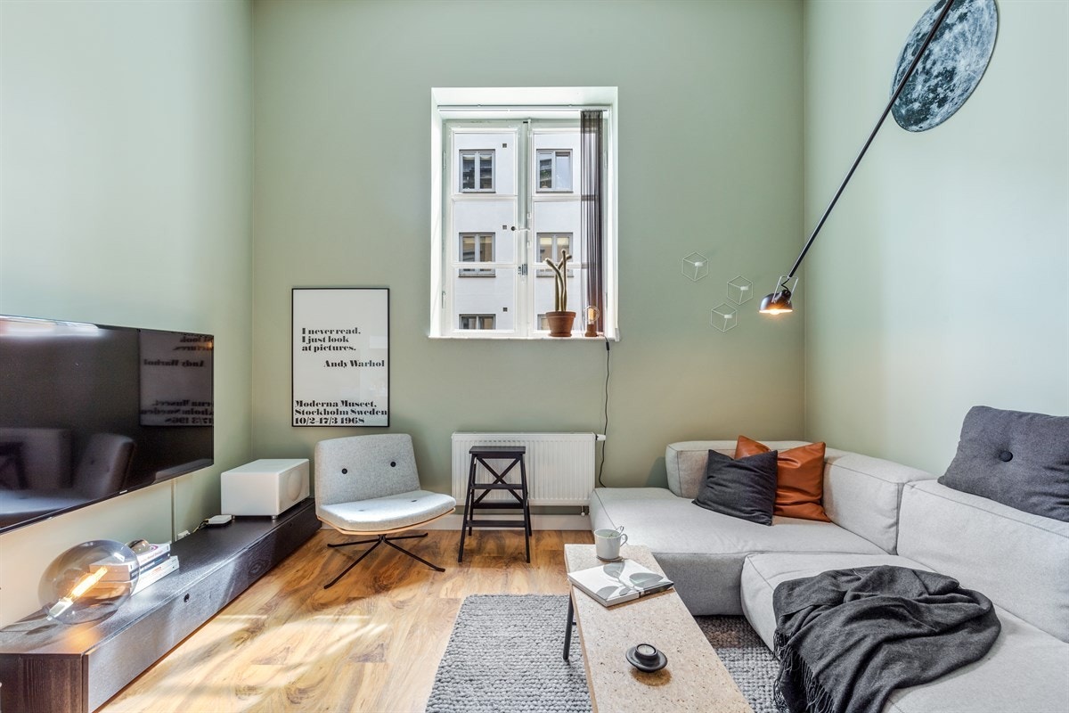 Stuens vinduer slipper inn rikelig med sollys Galleribilde