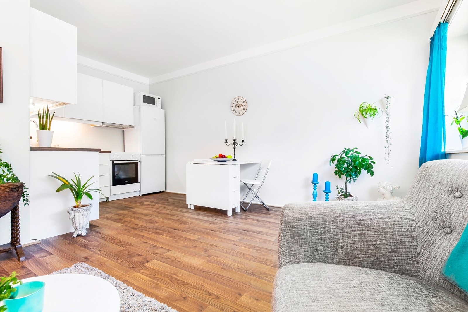 Smart planløsning gir godt med plass for både sofa og spisestue. Galleribilde