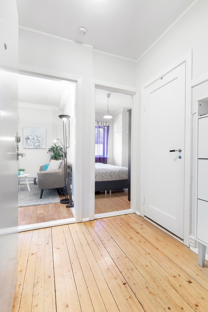 Romslig entrè med enkel adkomst fra bakkeplan. Sjarmerende originalt tregulv som også går igjen på soverom. God plass for garderobe for sko og yttertøy. Galleribilde