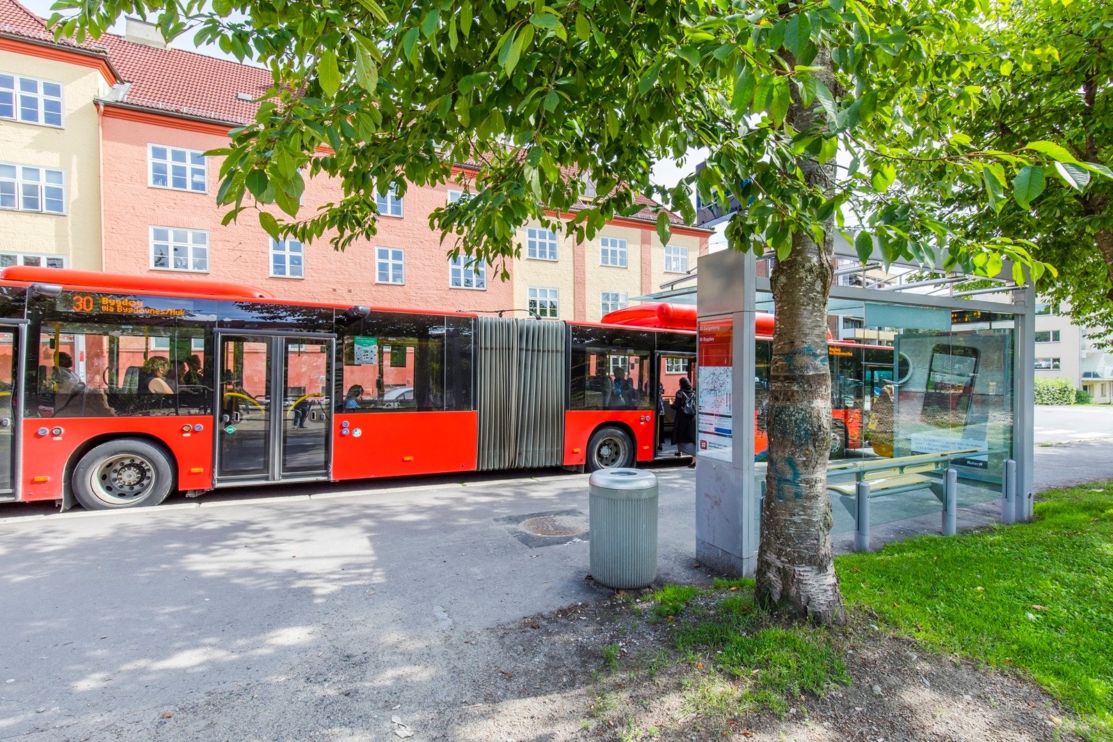 Du kommer deg raskt rundt i byen med trikk 11, 12 og 13 i tillegg til bl.a. buss 20 (Skøyen - Galgeberg) like i nærheten. Galleribilde