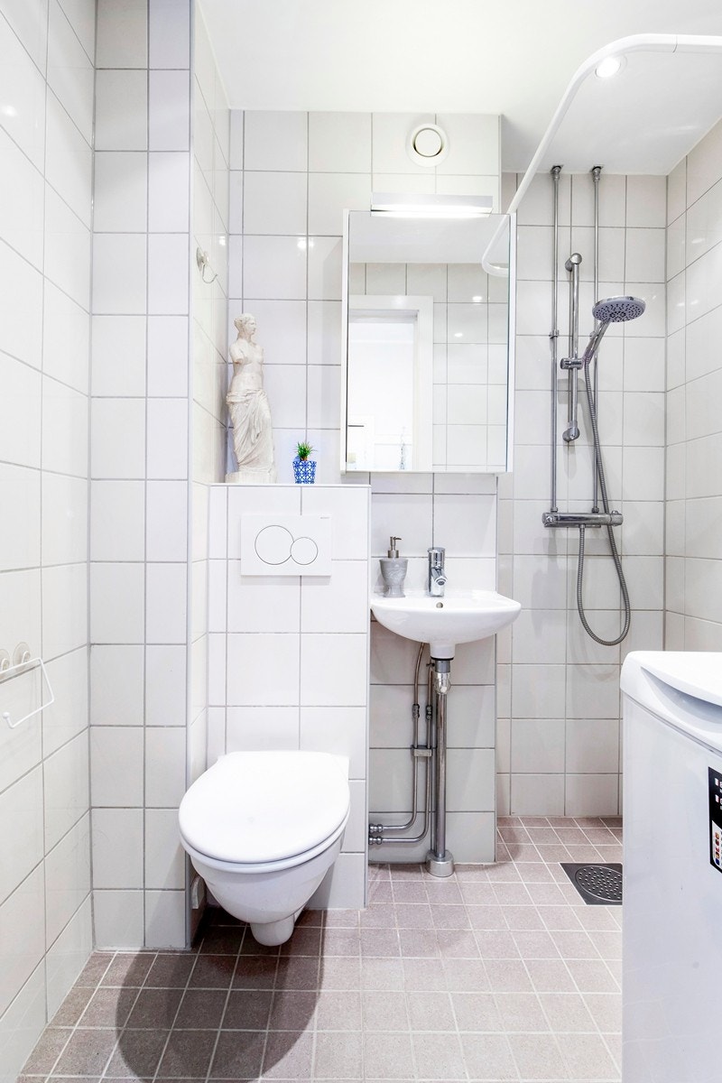 Delikat baderom som ble pusset opp i regi av aksjelaget i 2013 med varmekabler i gulv samt opplegg til vaskemaskin. Galleribilde