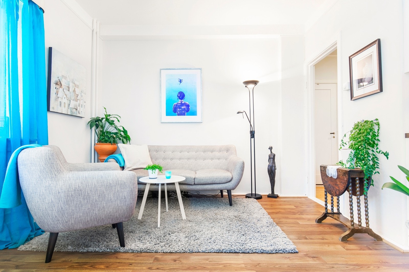 Lys og innbydende stue som preges av store vindusflater som slipper inn godt med lys i leiligheten. Galleribilde