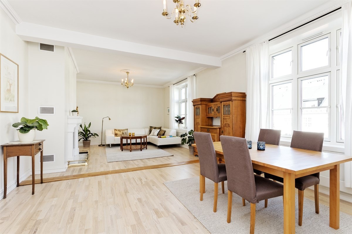 Leiligheten har en stor og innbydende stue med god plass for både spisestuemøblement og sofagruppe. Galleribilde
