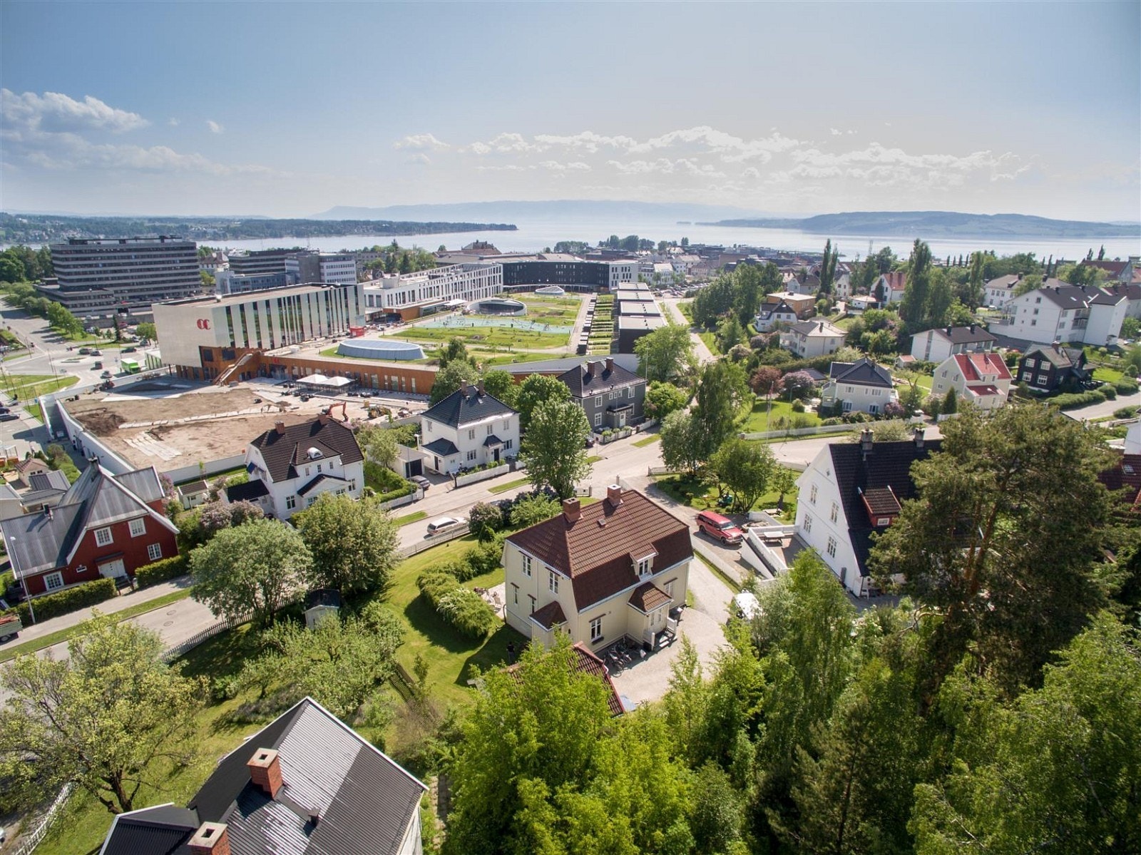 Oversiktsbilde, huset ligger rett ovenfor CC Stadion Galleribilde